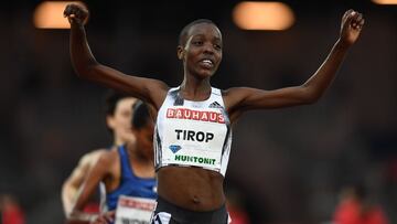 La atleta de Kenia Agnes Jebet Tirop celebra su victoria en la prueba de 5000 metros durante la cita de la IAAF Diamond League de 2019 en Estocolmo.