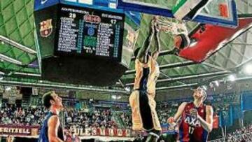 <b>ENGAÑOSO. </b>Al revés que en esta jugada de Pietrus, el Barça machacó.