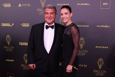 El presidente español del FC Barcelona, Joan Laporta, y la centrocampista española del FC Barcelona, Aitana Bonmati, posan antes de la ceremonia de entrega del Balón de Oro de Fútbol.