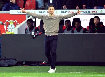 Xabi Alonso da instrucciones en un partido del Leverkusen.