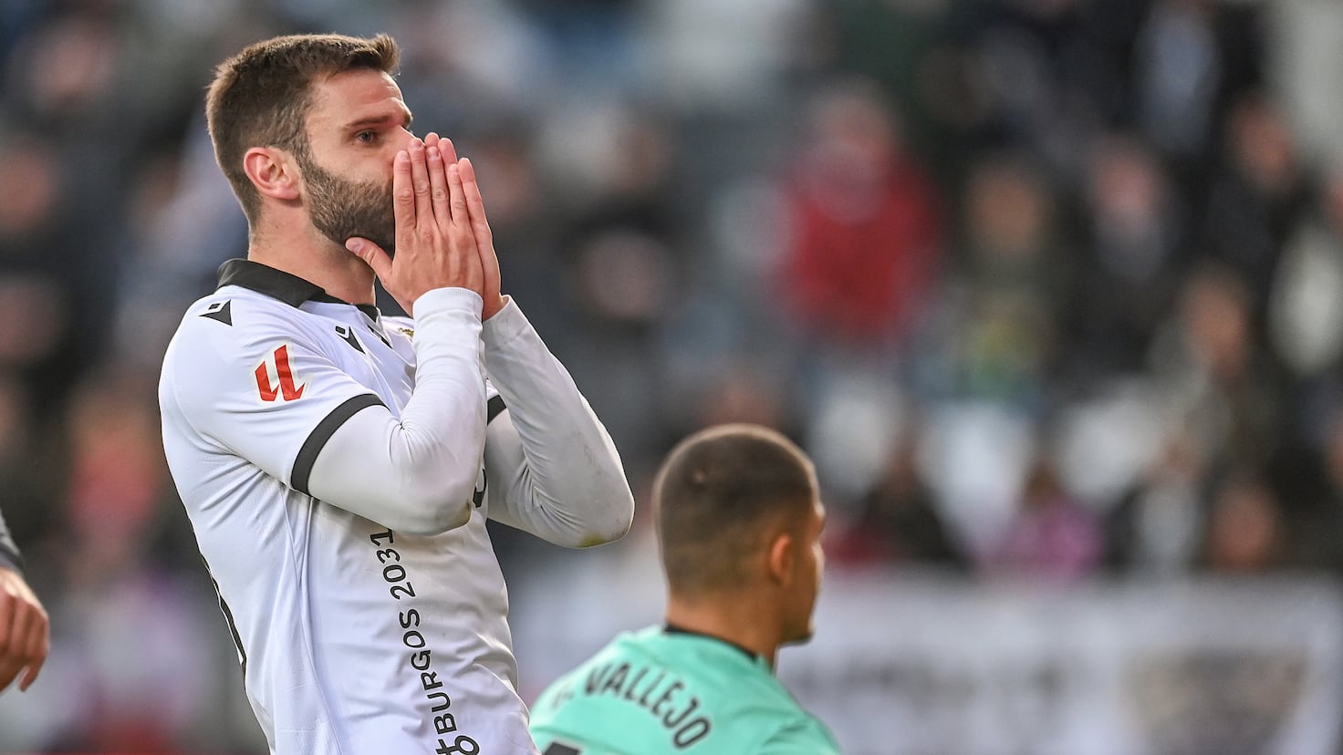 Jugadores del Burgos CF lamentando una ocasión