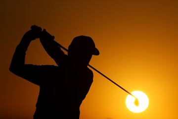 Contraluz del golfista sudafricano Louis Oosthuizen durante el campeonato Abu Dhabi HSBC disputado en Emiratos Árabes Unidos.