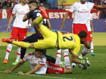 El delantero mexicano Raúl Jiménez se llevó un fuerte golpe, con su propio compañero, el guardameta  Julio César en el segundo tiempo del Atlético Madrid - Benfica