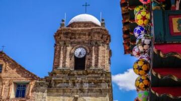 Balones colgados de los balcones, la estatua de un balón en la plaza del pueblo, un museo del balón, 20 fábricas de balones... está claro de qué vive el pequeño pueblo colombiano de Monguí.