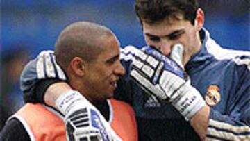 <B>CONFIDENCIAS</b>. La plantilla blanca ha recobrado la confianza después de las últimas cuatro victorias. Casillas y R. Carlos bromearon ayer.
