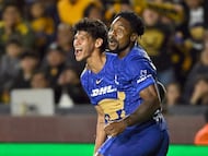 AME5419. SAN NICOLÁS DE LOS GARZA (MÉXICO), 14/01/2026.- Robert Morales (i) y Alvaro Angulo (d) de Pumas celebran un gol este miércoles, en un partido de la Liga MX entre Tigres y Pumas, en el estadio Universitario en San Nicolás de los Garza (México). EFE/ Miguel Sierra