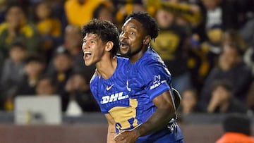 AME5419. SAN NICOLÁS DE LOS GARZA (MÉXICO), 14/01/2026.- Robert Morales (i) y Alvaro Angulo (d) de Pumas celebran un gol este miércoles, en un partido de la Liga MX entre Tigres y Pumas, en el estadio Universitario en San Nicolás de los Garza (México). EFE/ Miguel Sierra