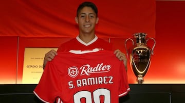 El lateral formado en Huachipato partió al Benfica B, filial de las 'Águilas', donde ha alternado en la titularidad.