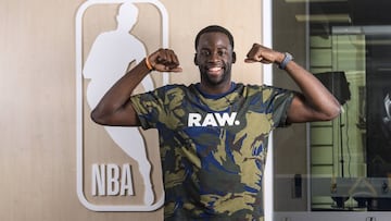 Draymond Green posa para AS haciendo su característica celebración.