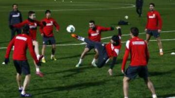 El Atlético de Madrid se tuvo que entrenar en cesped artificial a causa de las condiciones meteorológicas.