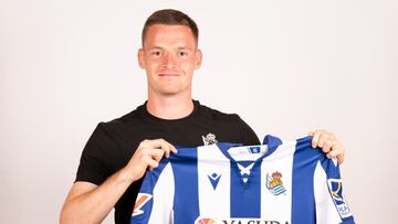 Sergio Gómez posa con la camiseta de la Real.