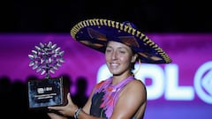 La tenista estadounidense Jessica Pegula posa con el trofeo de campeona del WTA 1.000 de Guadalajara tras ganar a la griega Maria Sakkari en la final.