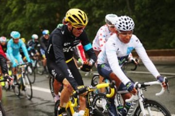 PARIS, FRANCE - JULY 26:  Overall winner Chris Froome (L) of Great Britain and Team Sky talks with second placed Nairo Quintana (R) of Colombia and Movistar Team during the twenty first stage of the 2015 Tour de France, a 109.5 km stage between Sevres and Paris Champs-Elysees, on July 26, 2015 in Paris, France.  (Photo by Bryn Lennon/Getty Images)