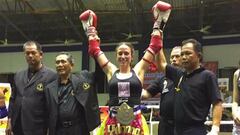 La espa&ntilde;ola Yohanna Alonso celebra su victoria en el campeonato mundial de Muay Thai celebrado en Tailandia.