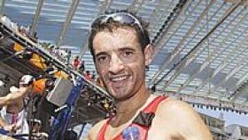 <b>FELICIDAD. </b>Fernández festeja su segundo puesto en los 20 kilómetros marcha disputados ayer por las calles de Atenas. Tras él, el ecuatoriano Jefferson, plusmarquista mundial.