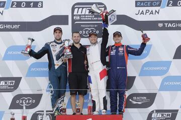 Oriola (Cupra), Huff (Volkswagen) y Michelisz (Hyundai), en el podio de la segunda carrera de Suzuka.