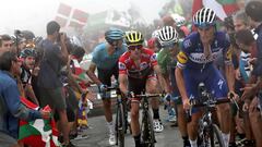 Enric Mas, Alejandro Valverde y Simon Yates durante una etapa de la Vuelta a Espa&ntilde;a