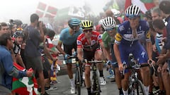 Rigoberto Urán llega cuarto y Simon Yates se acerca al título