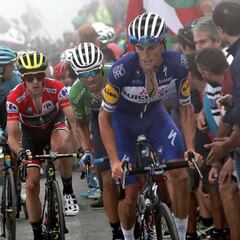 Rigoberto Urán llega cuarto y Simon Yates se acerca al título