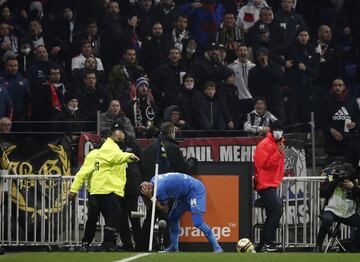 Dimitri Payet recibe un botellazo durante el partido contra el Lyon