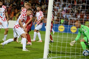 Kramaric empuja el balón de la victoria en Ereván.