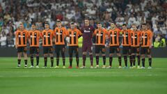 Shakhtar Donetsk players hold a minute's silence in tribute to the 131 victims of the Indonesia stadium tragedy prior the UEFA Champions League 1st round day 3 group F football match between Real Madrid and Shakhtar Donetsk, at the Santiago Bernabeu stadium in Madrid on October 5, 2022. (Photo by Thomas COEX / AFP)