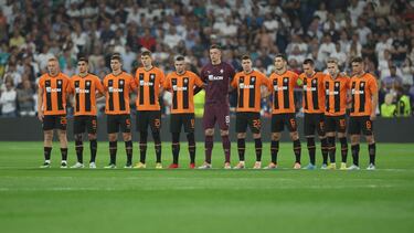 Shakhtar Donetsk players hold a minute's silence in tribute to the 131 victims of the Indonesia stadium tragedy prior the UEFA Champions League 1st round day 3 group F football match between Real Madrid and Shakhtar Donetsk, at the Santiago Bernabeu stadium in Madrid on October 5, 2022. (Photo by Thomas COEX / AFP)