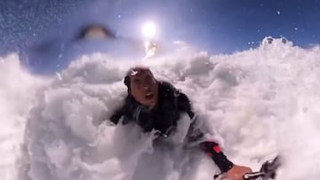 El surfista hawaiano Kai Lenny grabándose con un palo selfie y una GoPro en Nazaré (Portugal) durante el swell de Epsilon, tras haber sufrido un wipeout. Sin la tabla de surf. Con el chaleco. Entre la espuma. En POV.