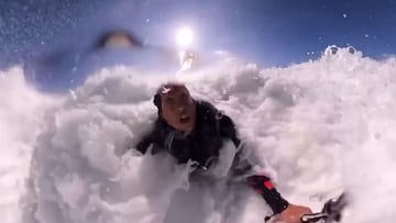 El surfista hawaiano Kai Lenny grab&aacute;ndose con un palo selfie y una GoPro en Nazar&eacute; (Portugal) durante el swell de Epsilon, tras haber sufrido un wipeout. Sin la tabla de surf. Con el chaleco. Entre la espuma. En POV. 