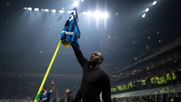 Romelu Lukaku celebra su gol en el derbi de Milán entre Inter y Milan.