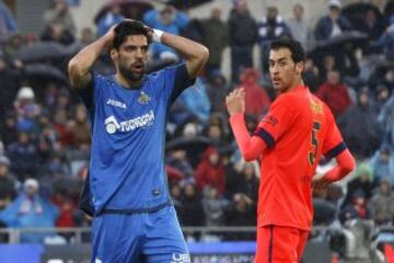 Lafita se lamenta tras una ocasión fallada ante el centrocampista del Barcelona Sergio Busquets.