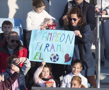 Cientos de seguidores se acercaron a la ciudad deportiva del Real Madrid para ver a sus ídolos durante el último entrenamiento del año