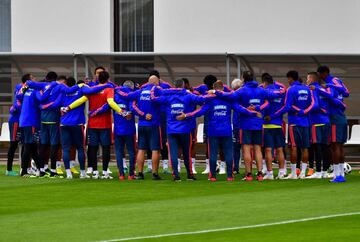 La Selección Colombia realizó su primer entrenamiento abierto al público en el estadio Sviyaga en Rusia, preparando el debut mundialista del 19 de junio ante Japón en Saransk. James y Barrios, los ausentes.