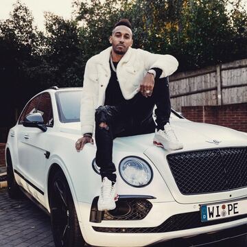 La increíble colección de coches de Aubameyang que muestra en sus redes