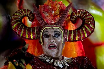 Un artista de la escuela de samba Salgueiro desfila en una carroza durante las celebraciones del Carnaval en el Samb¨®dromo de R¨ªo de Janeiro.
