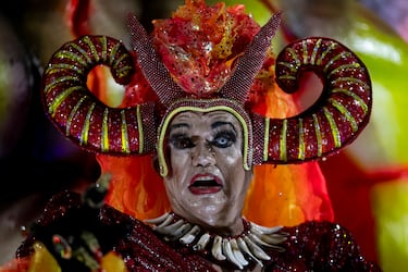 Un artista de la escuela de samba Salgueiro desfila en una carroza durante las celebraciones del Carnaval en el Sambódromo de Río de Janeiro.