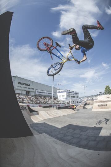 No ganó, pero fue sin duda el foco de todas las miradas. El venezolano Daniel Dhers, flamante medalla de plata en la primera participación del BMX Freestyle en unos Juegos Olímpicos, aterrizó en Vigo para poner el nivel de la final de Park por las nubes. Al final fue tercero, superado por otras dos estrellas como Marin Rantes y Jeremy Malott. Pero tuvo fiesta sorpresa y, seguro, una buena experiencia en Galicia. 