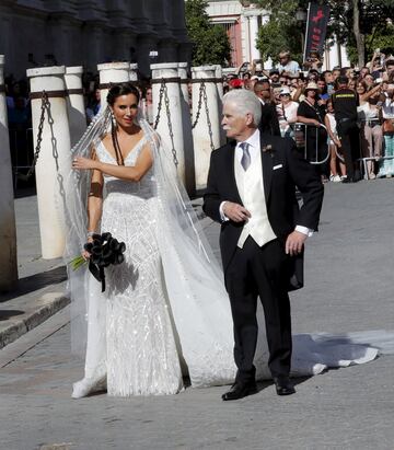 La novia Pilar Rubio llegando a la catedral del Sevilla del brazo de su padre Manuel Rubio