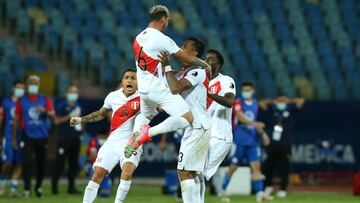 La selecci&oacute;n peruana clasific&oacute; a semifinales tras ganarle a Paraguay por penales en un partido que termin&oacute; 3-3. Anotaron Lapadula, en doble instancia, y Yot&uacute;n.