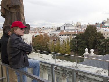Robert Redford observa Madrid desde la catedral de 'La Almudena' durante una visita a la capital española el 27 de noviembre de 2012. 