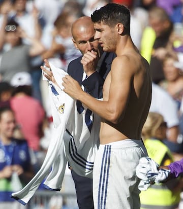 Morata receiving instructions from Zidane on the sideline.