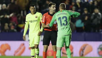 Referee De Burgos berates Cillessen