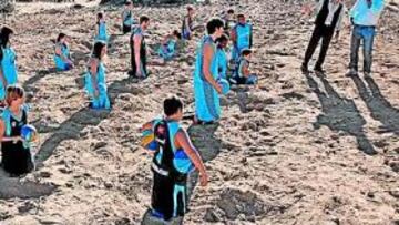 <b>ANUNCIO. </b>Azofra y el labrador observan una plantación con Suárez, Granger, Driesen, Jasen e Igueravide y Bokesa del femenino.