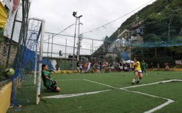 La Copa del Pueblo, se celebra entre los barrios pobres, en la barriada de Santa Marta, en Río de Janeiro. Cerca de 10 barrios pobres participaron en el evento deportivo organizado por la República Popular de Comité para la Copa Mundial y los Juegos Olímpicos, una colección de los activistas de la sociedad civil y los movimientos obreros, para protestar contra los efectos de la especulación inmobiliaria causada por el flujo de capital que acompaña a la Copa Mundial 2014 y Juegos Olímpicos de 2016.