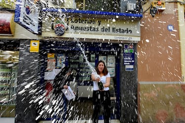 La segunda provincia más poblada es también la segunda con mayor número de ocasiones en las que fue agraciada con El Gordo. En la imagen, una mujer salpica champán durante las celebración por vender el número agraciado. 