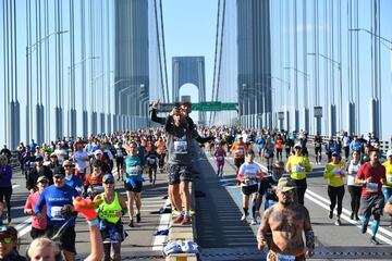 Un gran grupo de participantes cruzan el Verrazano Narrow Bridge durante el Maratón de Nueva York.