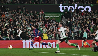 0-1. Gran pase al espacio de Fermín López para Ferran Torres. 'El Tiburón' encara a Jokin Ezquieta, y en el mano a mano, regatea al portero y anota a placer.