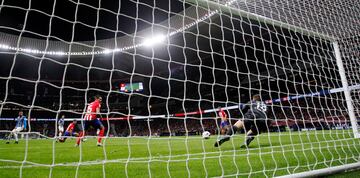 2-1. Ander Guevara, llegando desde atrás, se saca un disparo al borde del área grande que supera a Jan Oblak.