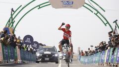 El ciclista belga del Lotto-Soudal Maxim Van Gils celebra su victoria en solitario en la cuarta etapa del Tour de Arabia Saud&iacute;.