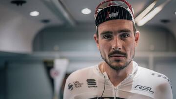 El sprinter John Degenkolb posa en el autobús del Trek-Segafredo.